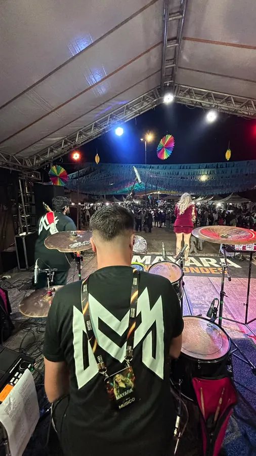 Visão do palco por trás da bateria