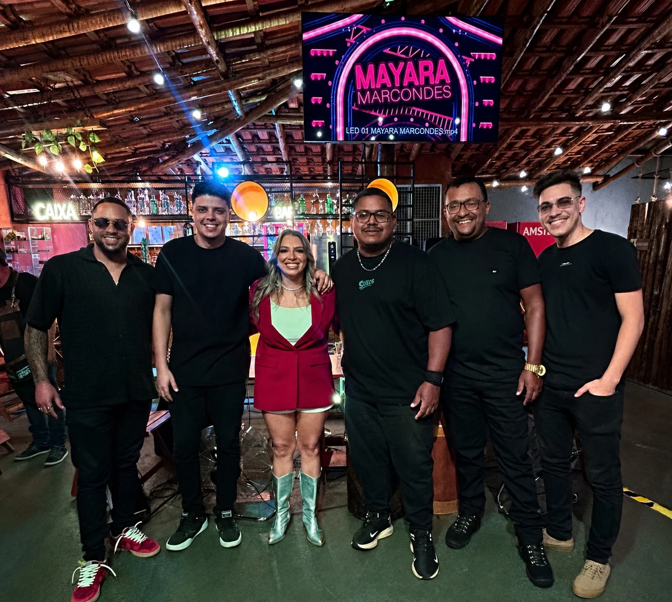 Mayara Marcondes com músicos da formação atual