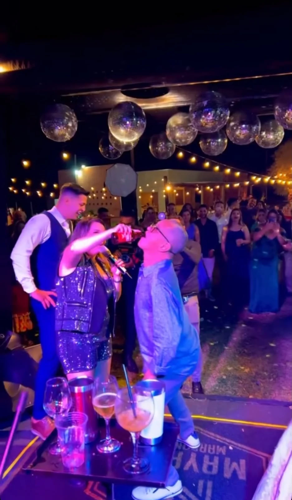 Mayara interagindo com convidados em uma festa