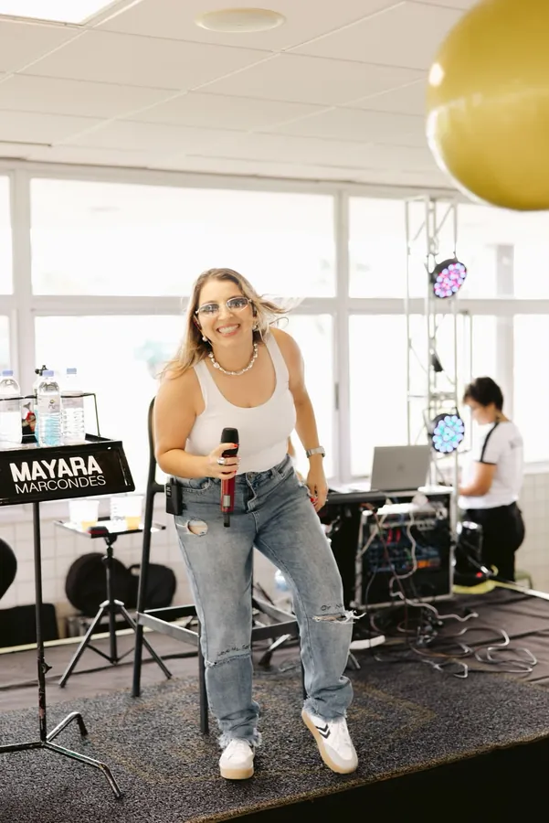 Mayara sorrindo em uma apresentação diurna