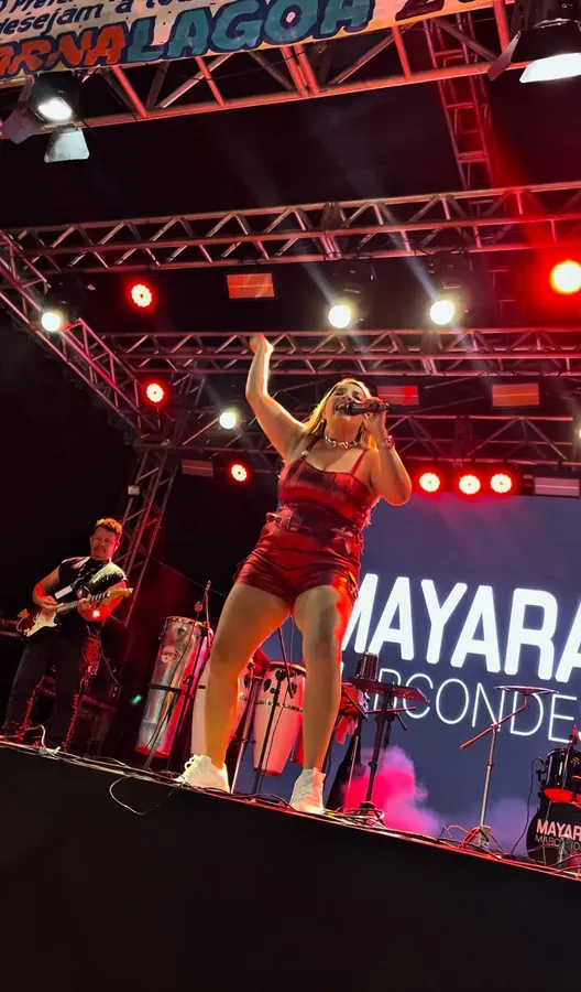 Mayara Marcondes de vermelho em um grande palco