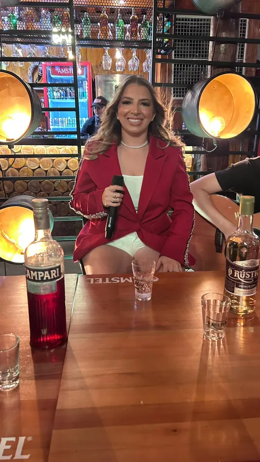 Mayara em uma apresentação intimista